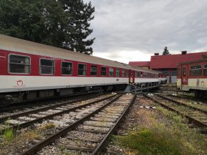 Hrady, zámky, kúpele. ALBATROS klub, o. z. pri RD Bratislava hlavné, ZSSK SLOVENSKO, ŽSR a ŽMSR vás pozývajú od 3. – 5. júla 2021 na trojdňový železničný výlet vlakom ťahaným historickým motorovým rušňom T478.1201 Cecaňa „S Cecaňou za krásami Slovenska – hrady, zámky, kúpele „ V cene miestenky je zahrnutý výlet vlakom s nocľahom a stravou na trase podľa programu.