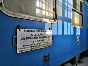 Hrady, zámky, kúpele. ALBATROS klub, o. z. pri RD Bratislava hlavné, ZSSK SLOVENSKO, ŽSR a ŽMSR vás pozývajú od 3. – 5. júla 2021 na trojdňový železničný výlet vlakom ťahaným historickým motorovým rušňom T478.1201 Cecaňa „S Cecaňou za krásami Slovenska – hrady, zámky, kúpele „ V cene miestenky je zahrnutý výlet vlakom s nocľahom a stravou na trase podľa programu.